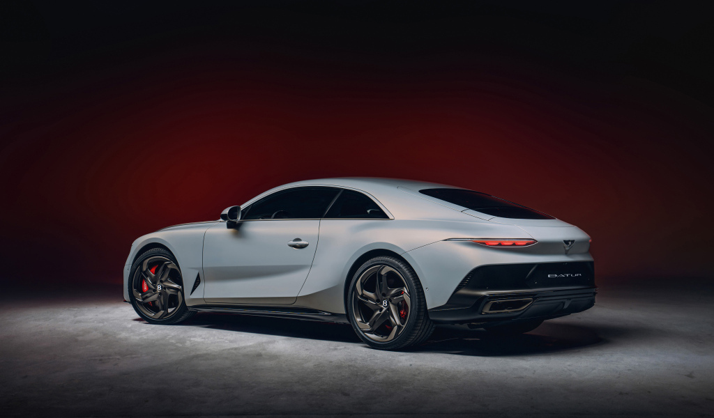 Автомобиль Bentley Mulliner Batur 2023 года вид сзади