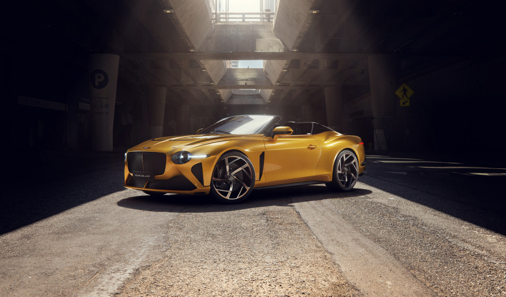 Красивый золотистый автомобиль Bentley Bacalar