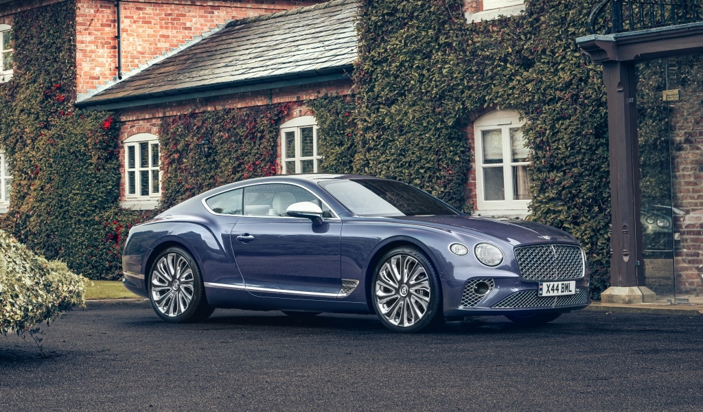 Автомобиль Bentley Continental GT Mulliner у дома