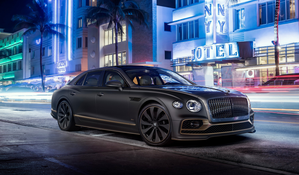 Автомобиль Bentley Flying Spur Hybrid The Surgeon 2022 у здания