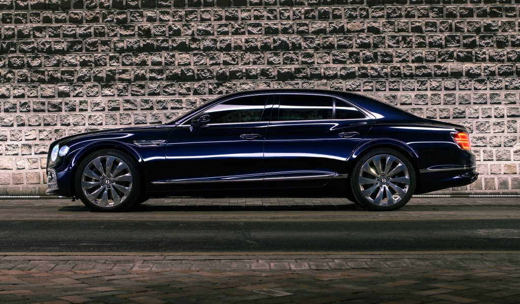 Автомобиль Bentley Flying Spur V8 вид сбоку