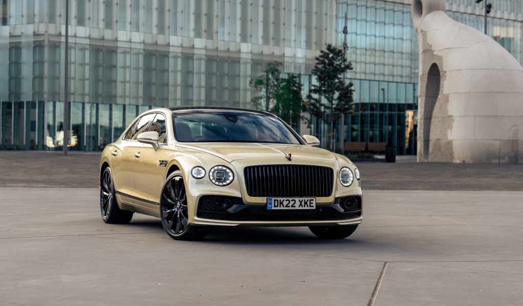Автомобиль Bentley Flying в городе
