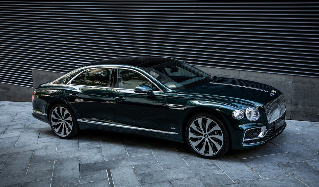 Черный автомобиль Bentley Flying Spur Hybrid 2023 года вид сбоку