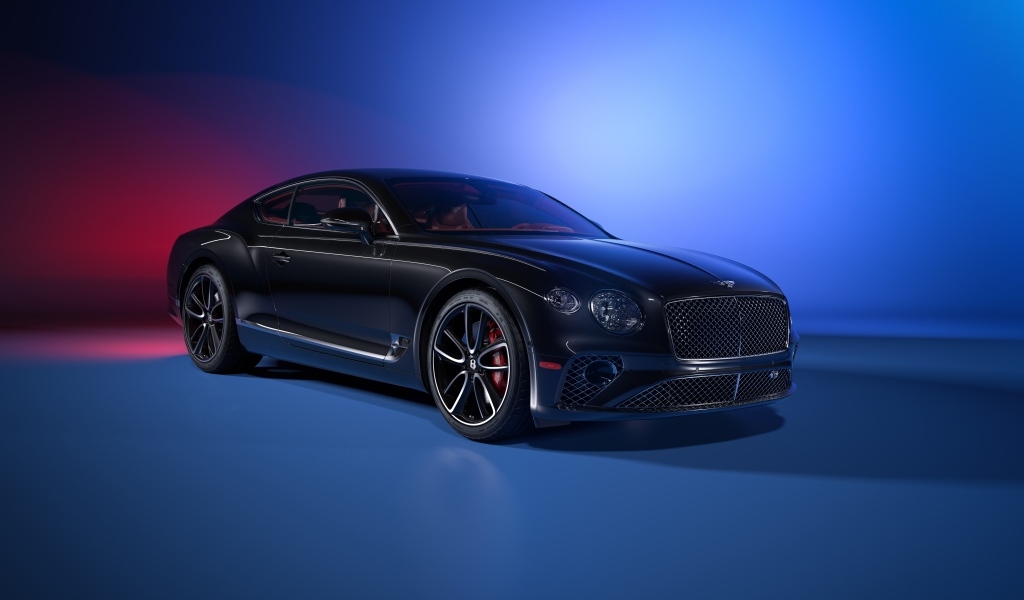 Черный автомобиль Bentley Continental GT на синем фоне
