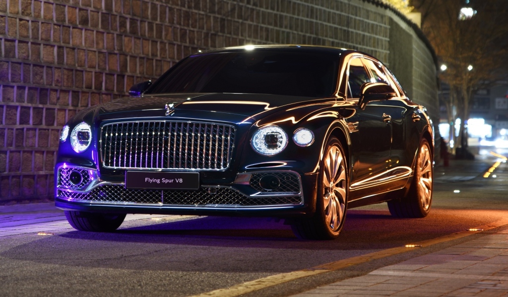 Черный автомобиль Bentley Flying Spur V8