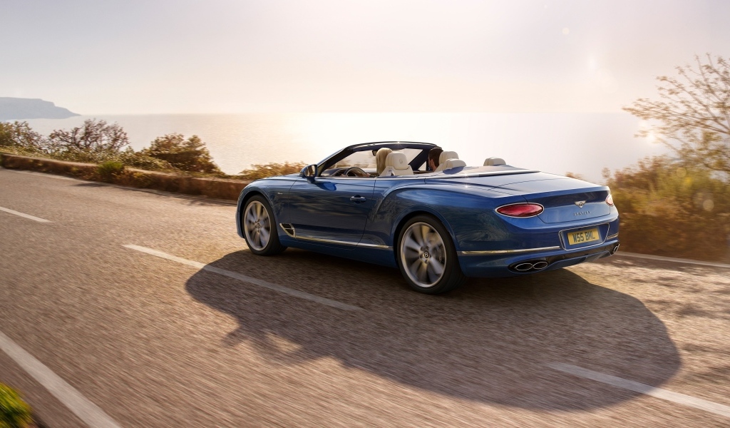 Синий кабриолет Bentley Continental GT