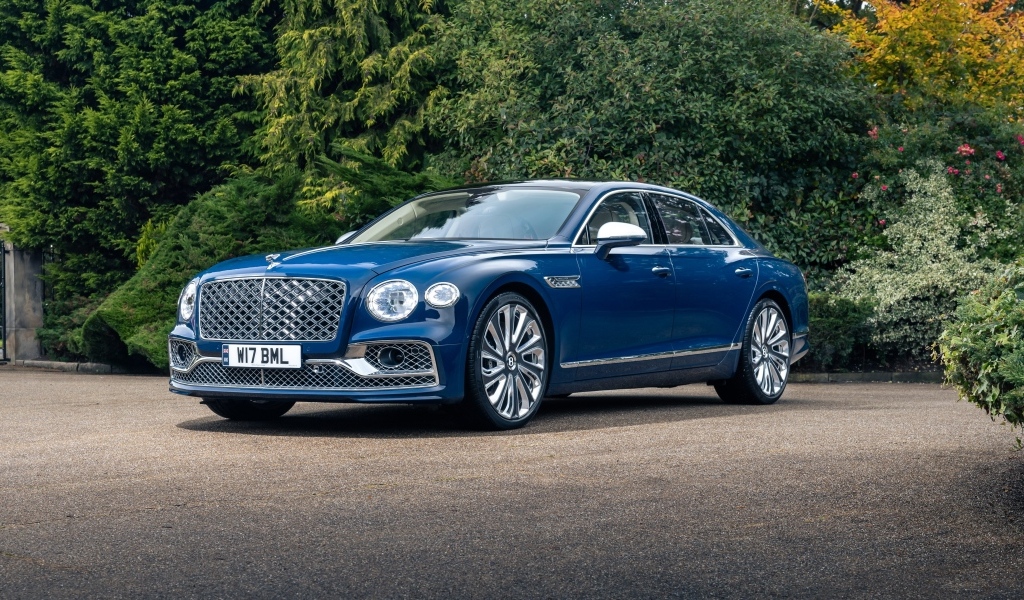 Синий автомобиль Bentley Flying Spur Mulliner