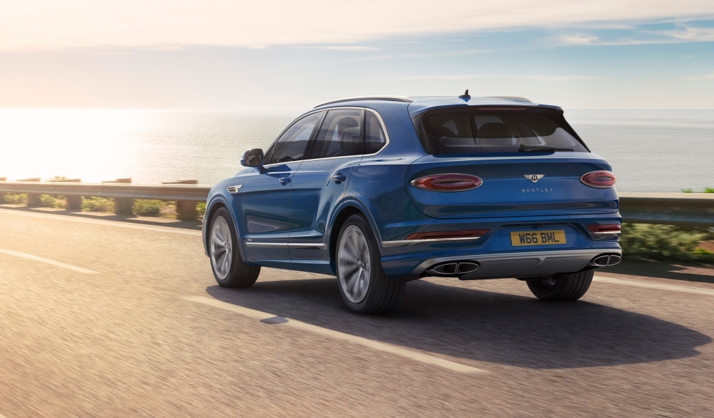 Синий внедорожник Bentley Bentayga Azure вид сзади