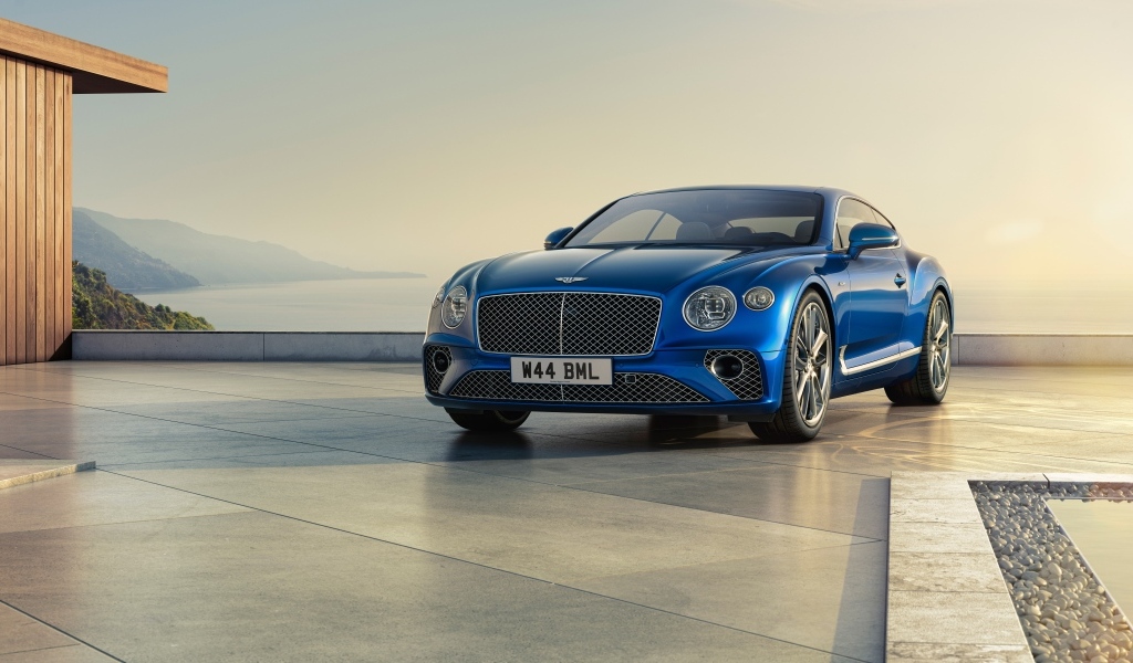 Синий дорогой автомобиль Bentley Continental GT