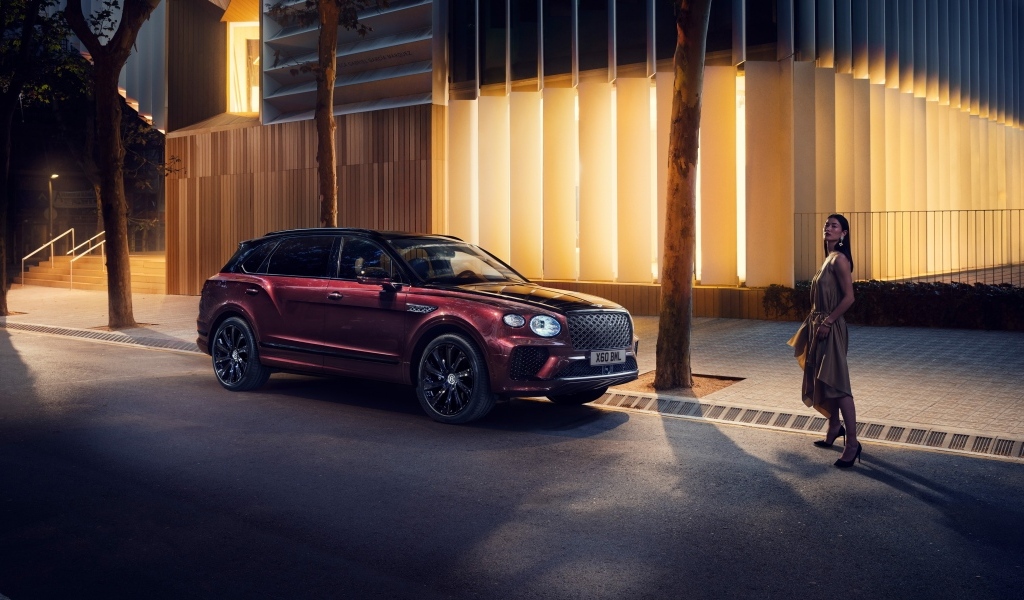 Бордовый внедорожник Bentley Bentayga EWB Mulliner 2024 года у дома