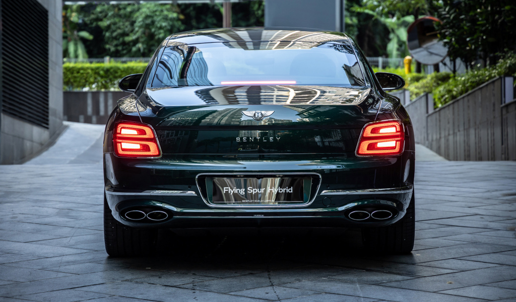 Автомобиль Bentley Flying Spur Hybrid 2023 вид сзади