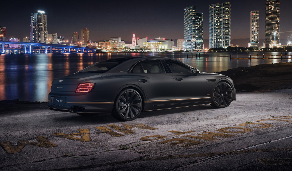 Автомобиль Bentley Flying Spur Hybrid The Surgeon 2022 на фоне города