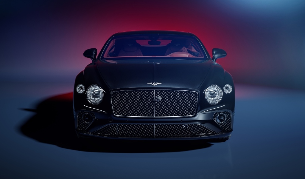 Вид спереди на автомобиль Bentley Continental GT на синем фоне