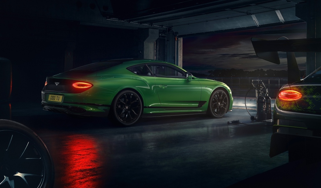 Зеленый автомобиль Bentley Continental GT S на заправке