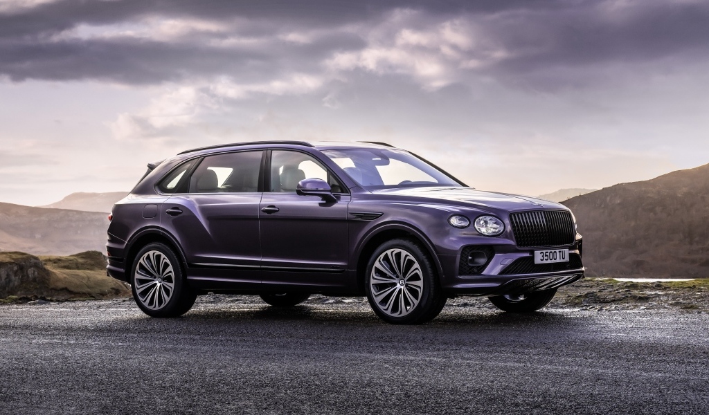 Внедорожник Bentley Bentayga EWB на фоне неба