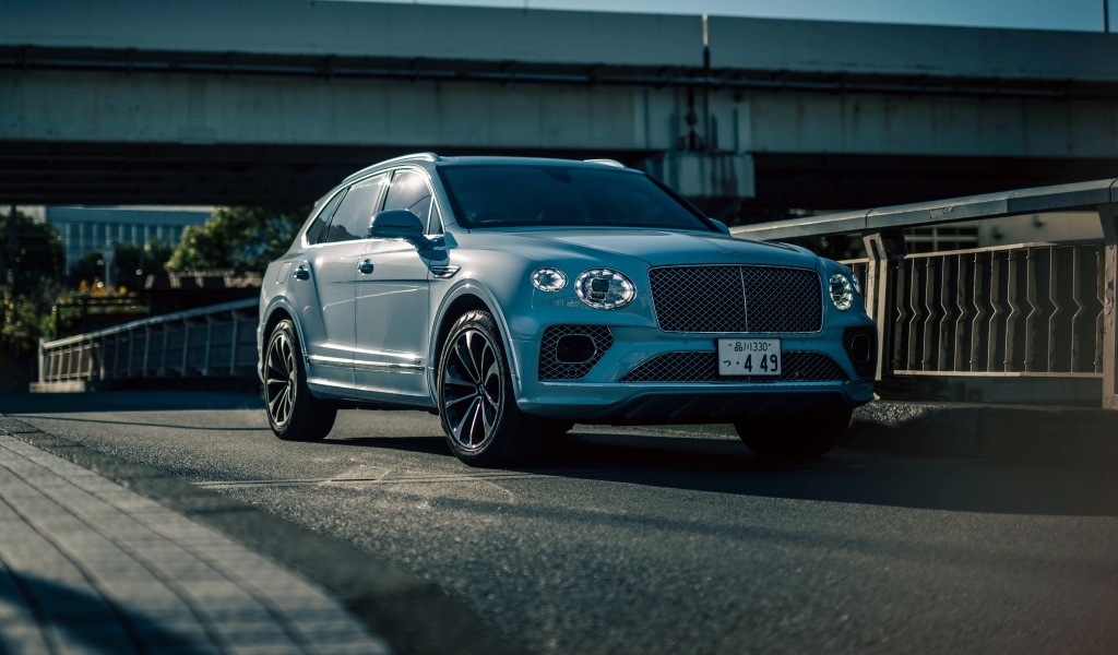 Серебристый Bentley Bentayga Hybrid