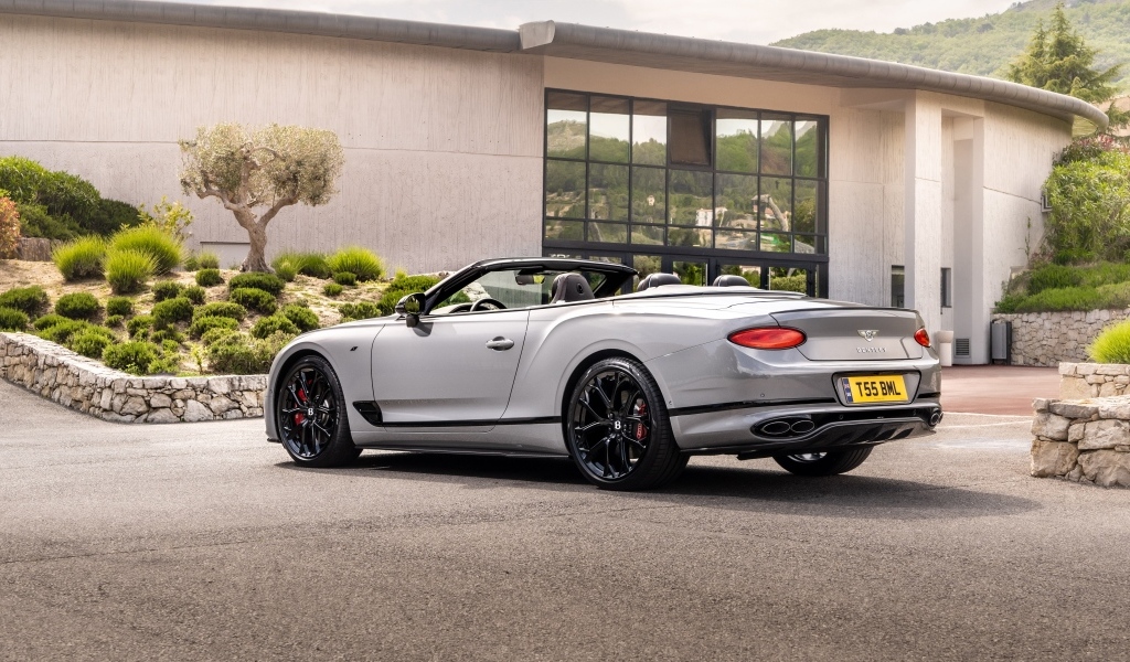 Серебристый кабриолет  Bentley Continental GT S