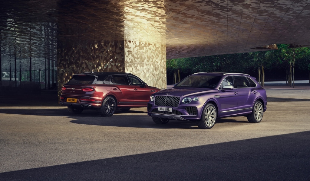 Два стильных автомобиля Bentley Bentayga EWB Mulliner 2024 года