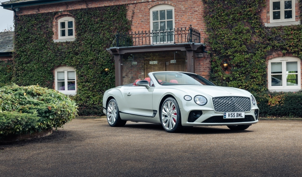 Белый кабриолет Bentley Continental GT Mulliner