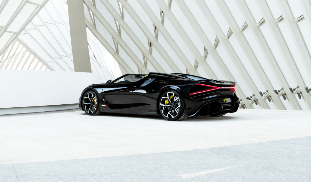 Черный Bugatti W 16 Mistral 2024 года вид сзади