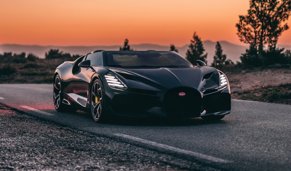 Черный автомобиль Bugatti Mistral