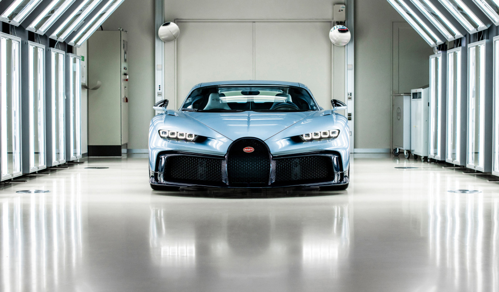 Спорткар Bugatti Chiron в гараже вид спереди