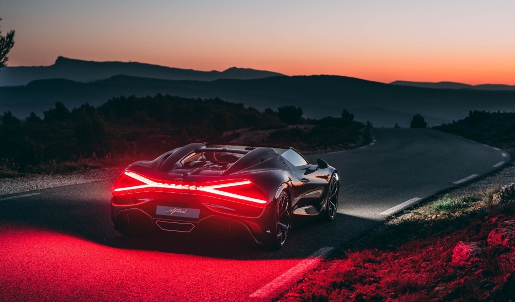 Включенные фары автомобиля Bugatti Mistral