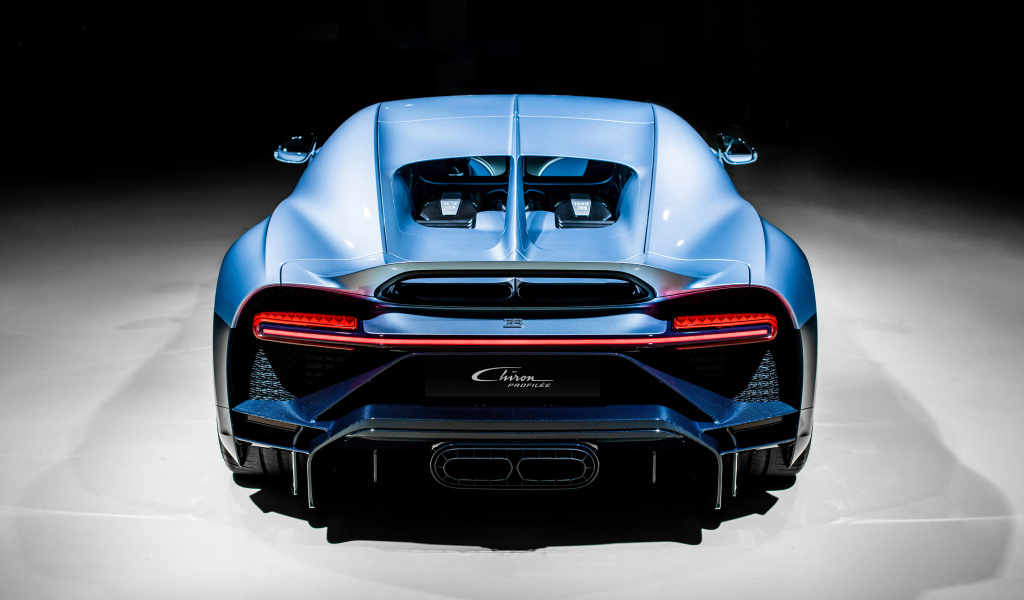 Автомобиль Bugatti Chiron Profilee вид сзади