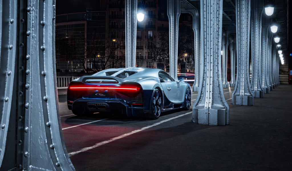 Автомобиль Bugatti Chiron Profilée  вид сзади