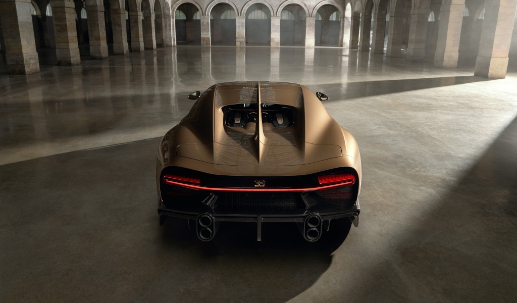 Вид сзади на быстрый автомобиль Bugatti Chiron