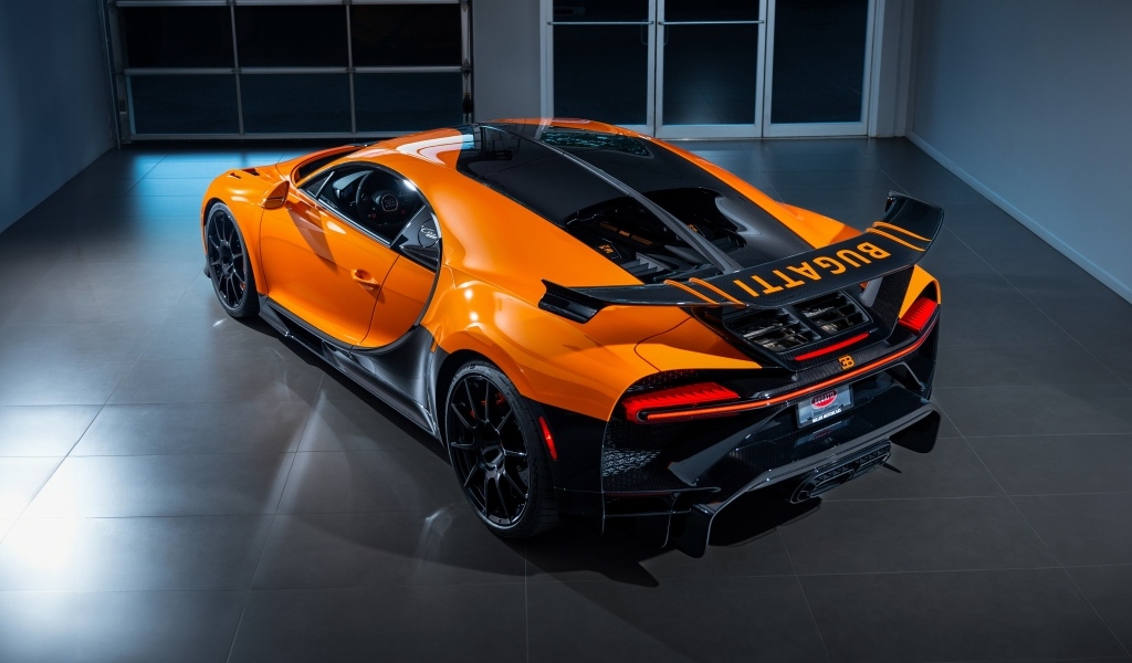 Вид сзади на спортивный автомобиль Bugatti Chiron