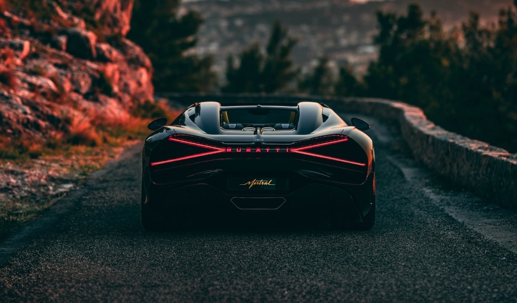 Вид сзади на спортивный автомобиль Bugatti Mistral