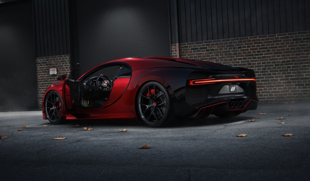 Красный дорогой автомобиль Bugatti Chiron вид сзади