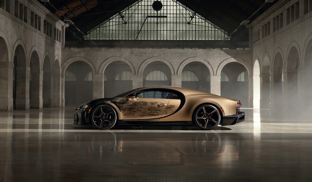 Вид сбоку на автомобиль Bugatti Chiron