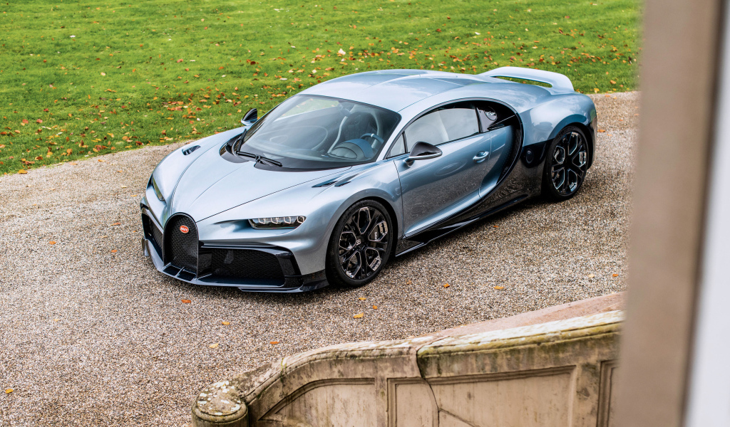 Серебристый Bugatti Chiron Profilée