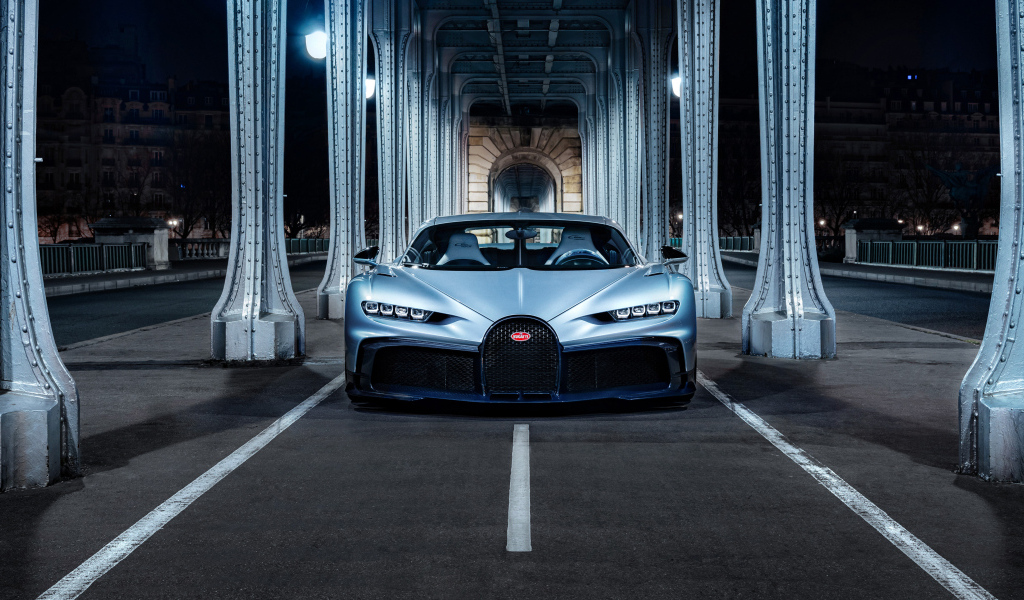Серебристый Bugatti Chiron Profilée на мосту