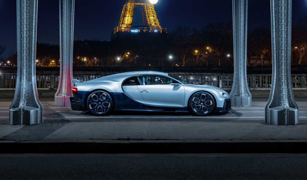 Спорткар Bugatti Chiron Profilée вид сбоку