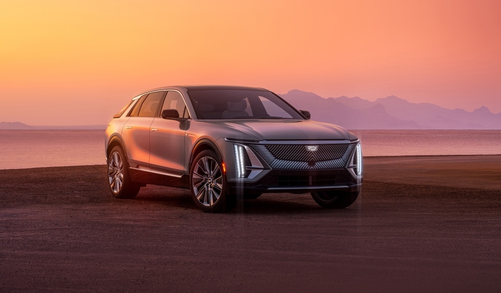 Автомобиль Cadillac Lyriq, 2023 года на фоне заката
