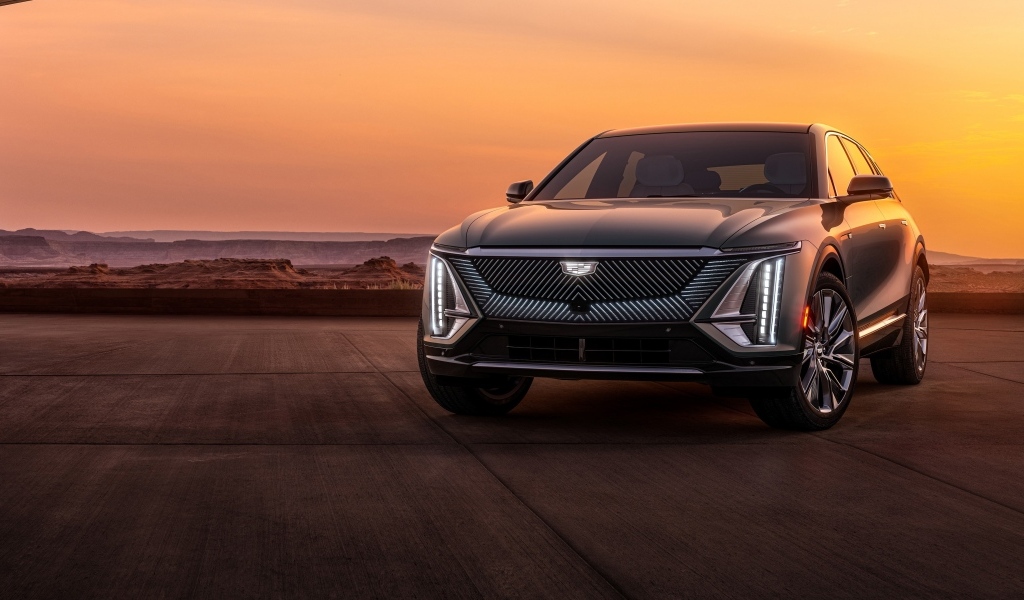 Автомобиль Cadillac Lyriq  2023 года на фоне заката