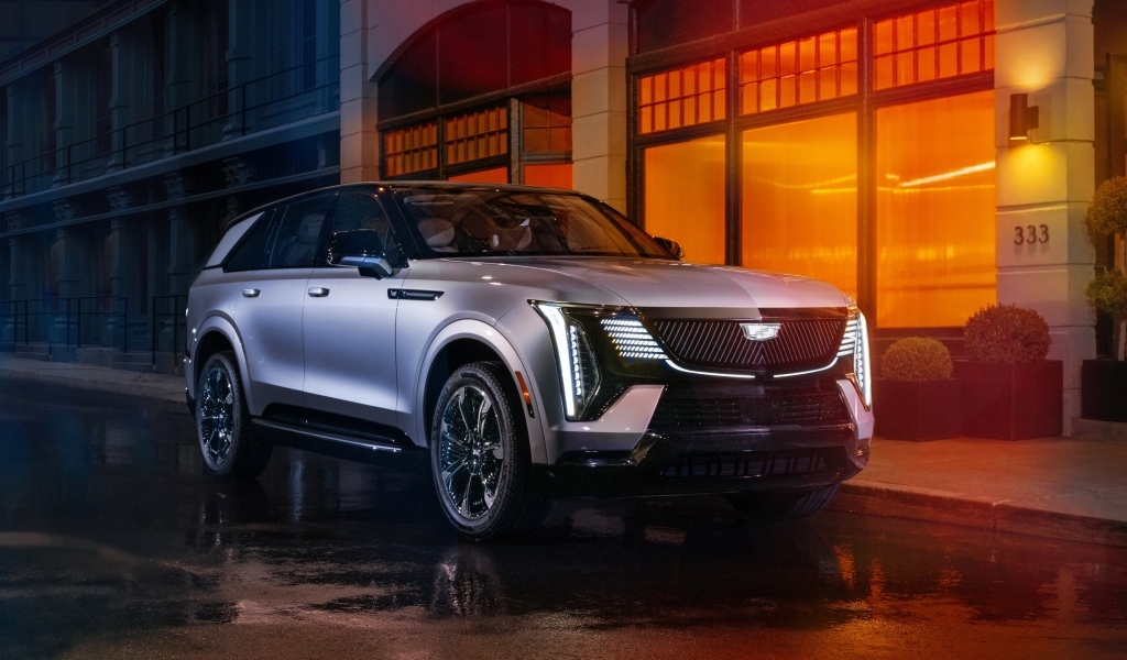 Внедорожник Cadillac Escalade IQ Sport 2025 года у дома