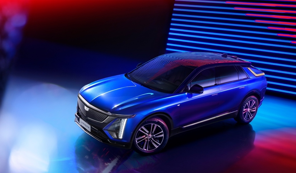 Синий автомобиль Cadillac Lyriq Sport