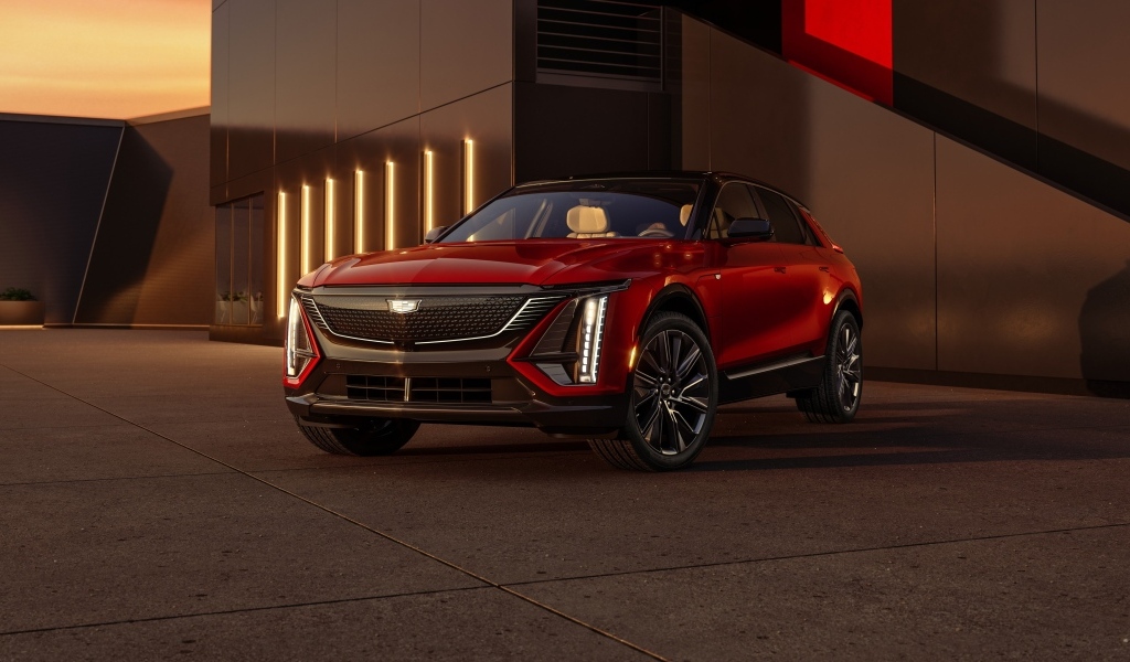 Дорогой красный автомобиль Cadillac Lyriq Sport 2024  года