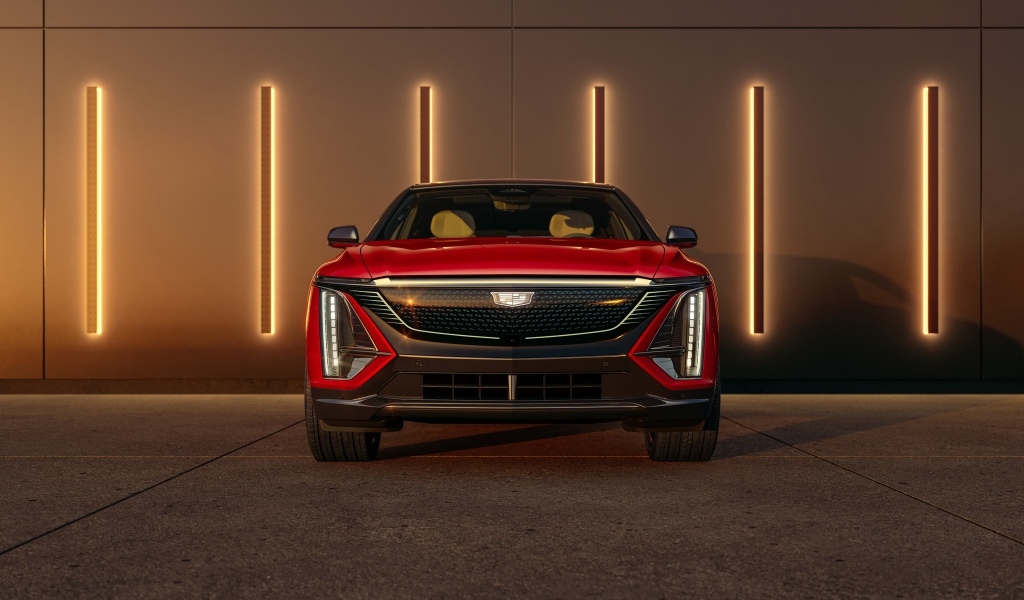 Красный автомобиль Cadillac Lyriq Sport 2024 года вид спереди