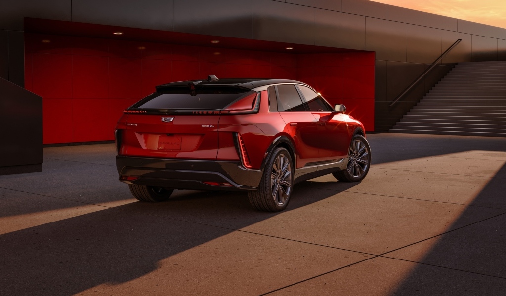 Красный Cadillac Lyriq Sport 2024 года вид сзади