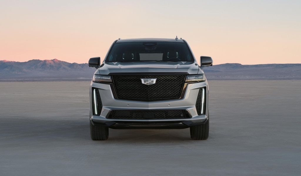 Серебристый внедорожник Cadillac Escalade-V 2023 года вид спереди