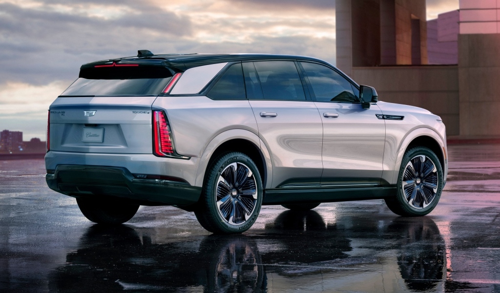 Стильный дорогой автомобиль Cadillac Escalade IQ Sport 2025 года