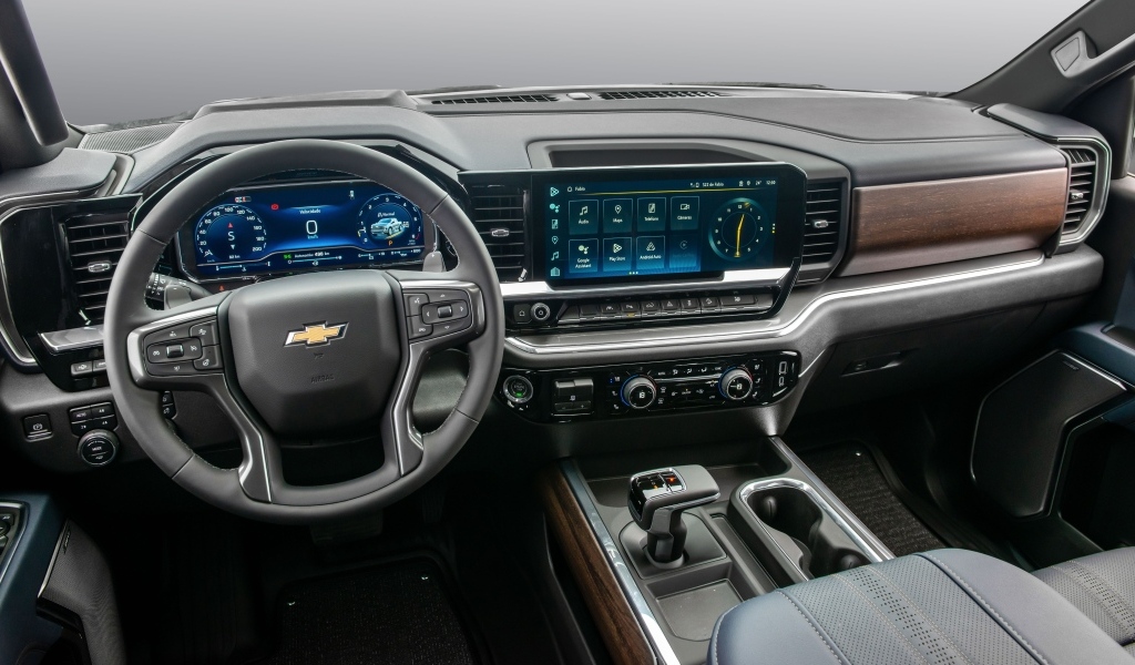 Салон автомобиля Chevrolet Silverado 2023 года