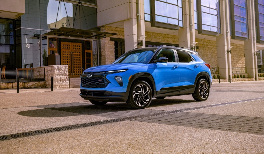 Синий кроссовер Chevrolet TrailBlazer RS 2024 года