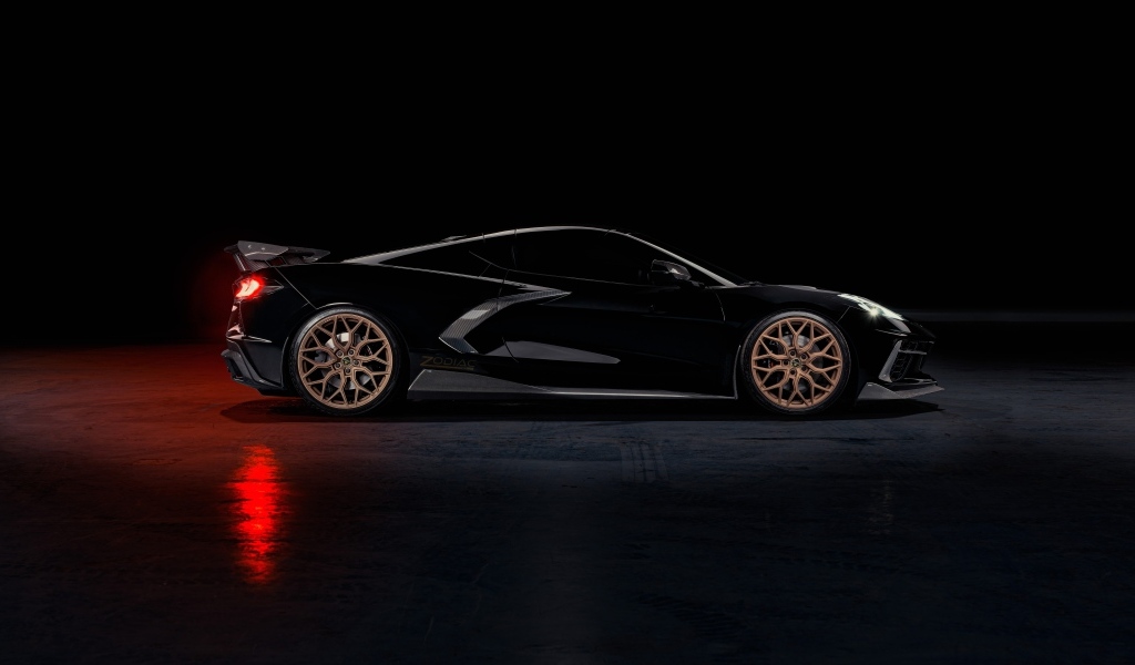 Черный автомобиль Chevrolet Corvette Zodiac 2023  года вид сбоку