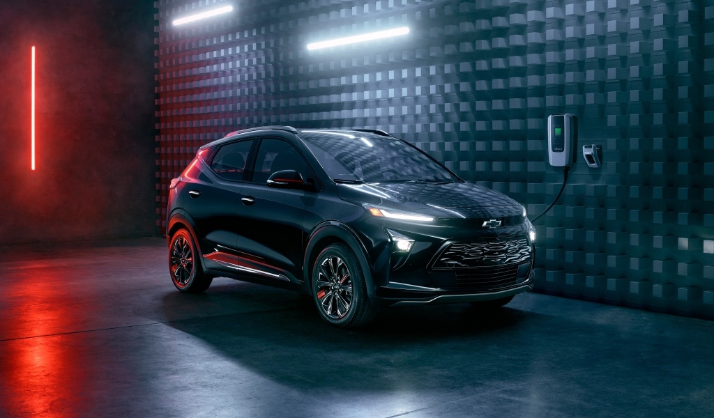 Электрокар Chevrolet Bolt на заправке